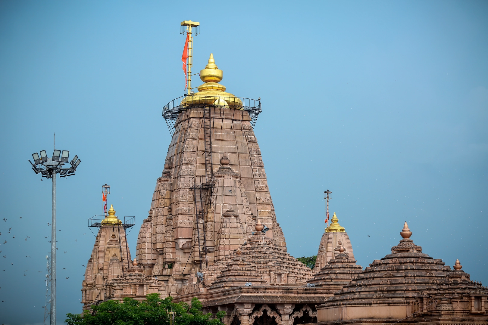 indian-hindu-temple-premium-photo